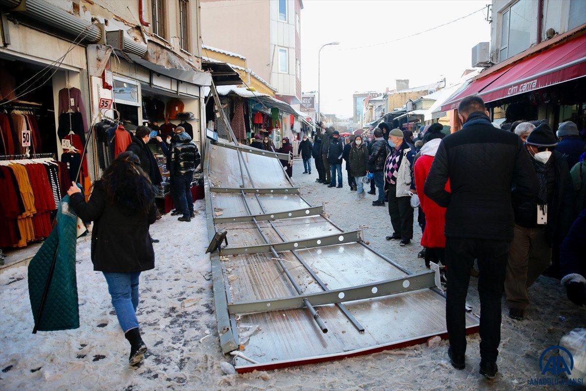 Eskişehir'de yoldan geçen kadın, çöken sundurmanın altında kaldı