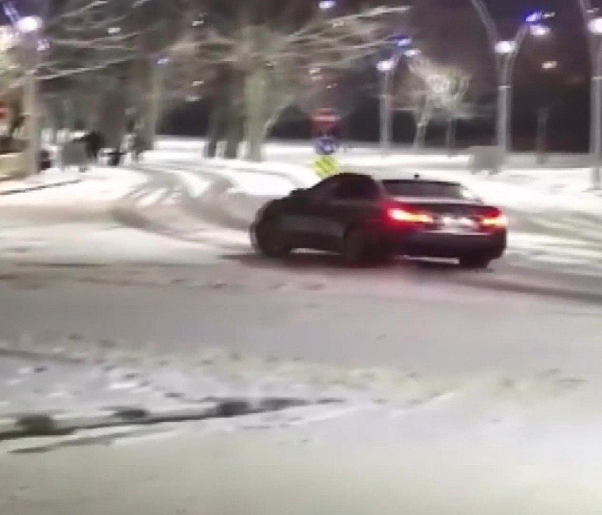 İstanbul'da kar ve buz üstünde drift attılar