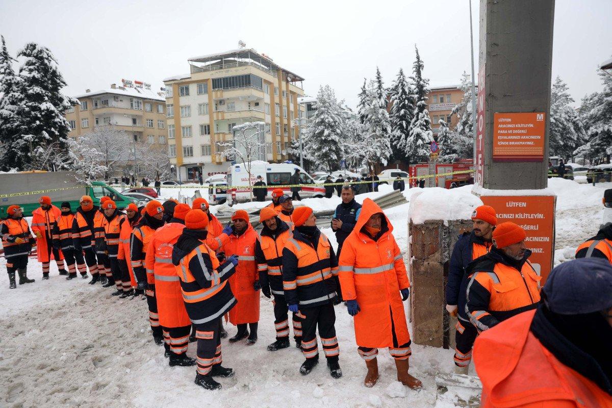 Gaziantep’te pazar yerinin çatısı araçların üzerine çöktü