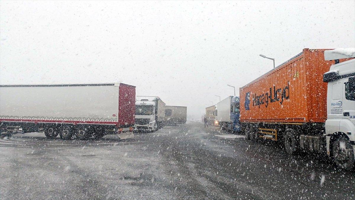 İstanbul'da kar yağışı, hayatı olumsuz etkiledi