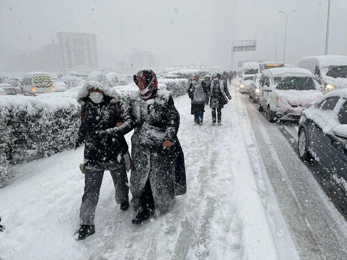 İstanbul'da kar yağışı, hayatı olumsuz etkiledi