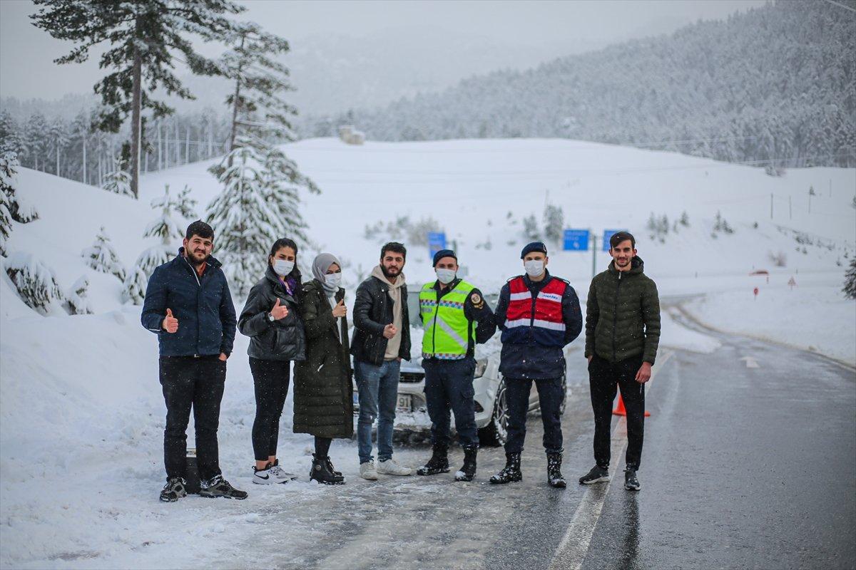 Antalya'da mahsur kalan öğrencilerin imdadına jandarma yetişti