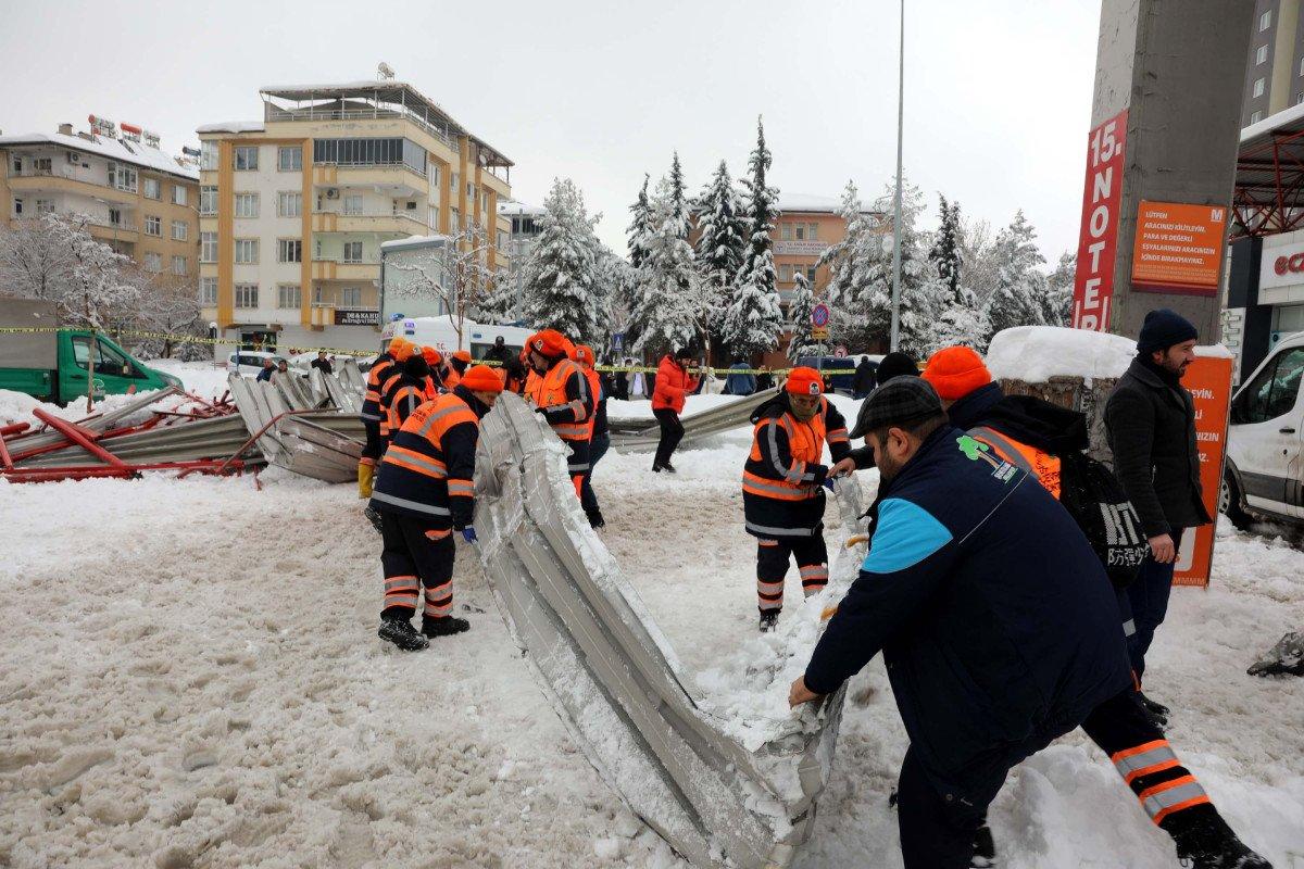 Gaziantep’te pazar yerinin çatısı araçların üzerine çöktü