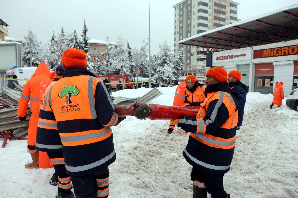 Gaziantep’te pazar yerinin çatısı araçların üzerine çöktü