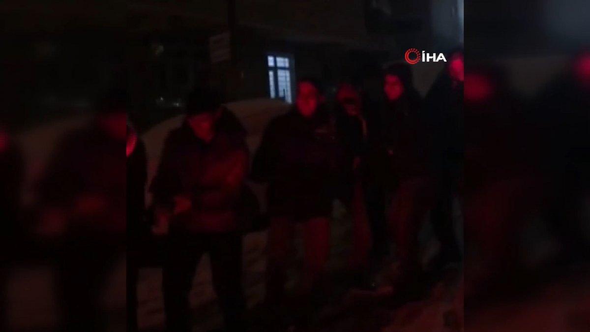 Bağcılar'da kayganlaşan yolda arabaya ip bağlayıp tutmaya çalıştılar