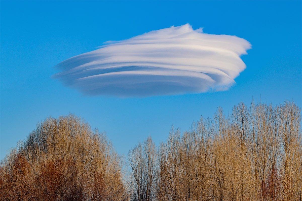 Van'da gökyüzünde beliren mercek bulutu