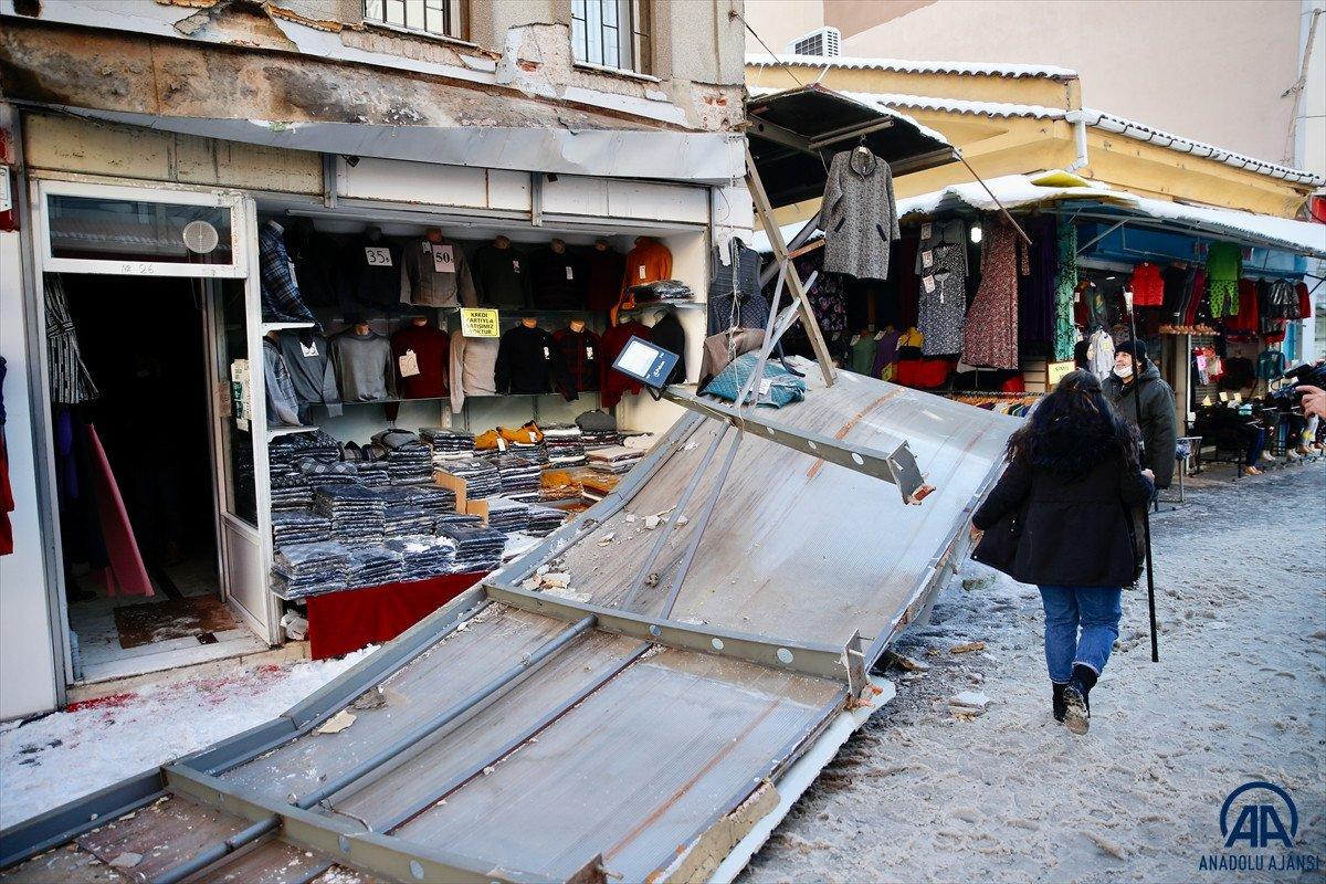 Eskişehir'de yoldan geçen kadın, çöken sundurmanın altında kaldı