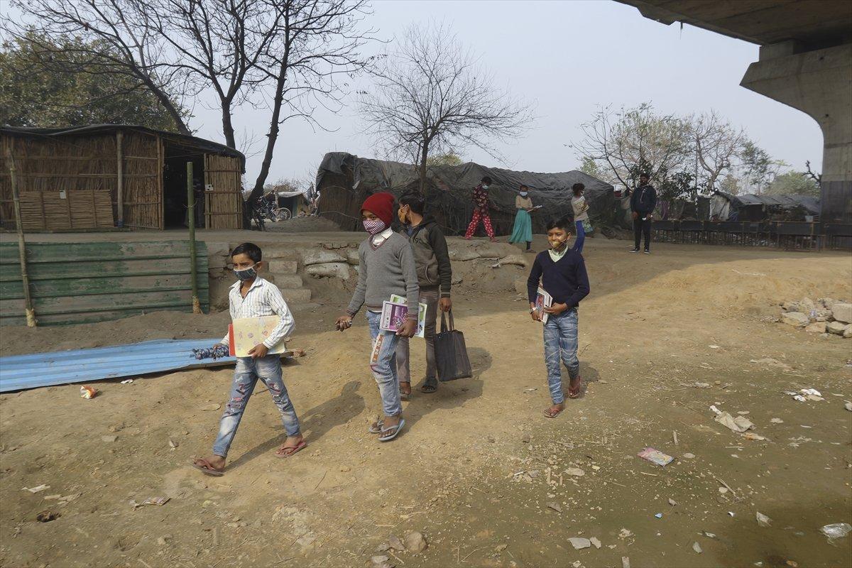 Hindistan'da 18 yaşındaki gönüllü öğretmen eğitim veriyor