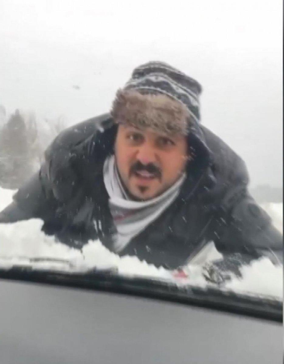 Başakşehir'de, buzlu yollarda vatandaşlar araçların üzerine çıktı