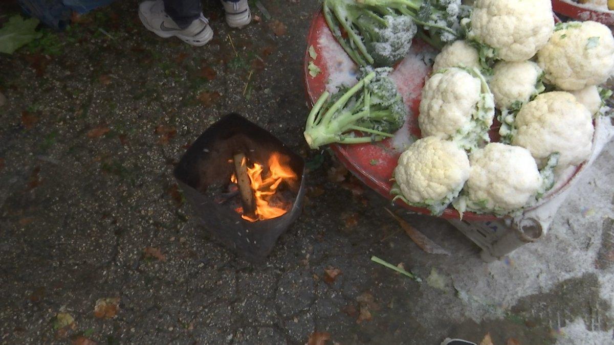 Elazığ'daki dondurucu soğukta pazar esnafının ekmek mücadelesi