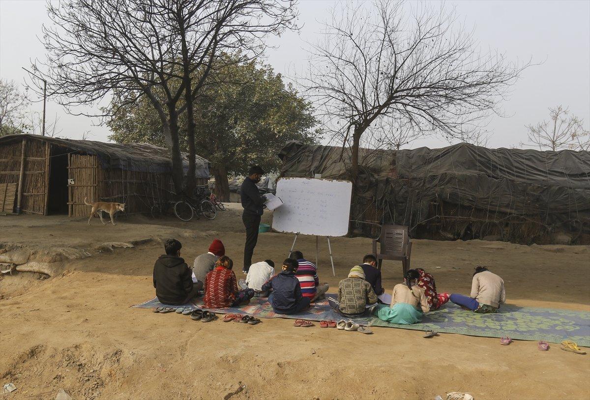 Hindistan'da 18 yaşındaki gönüllü öğretmen eğitim veriyor