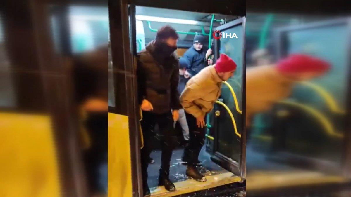 Esenyurt'ta yolcular, yolda kalan İETT otobüsünün hareket etmesi için zıpladı