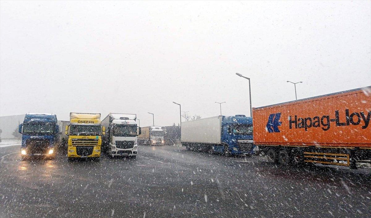 İstanbul'da kar yağışı, hayatı olumsuz etkiledi