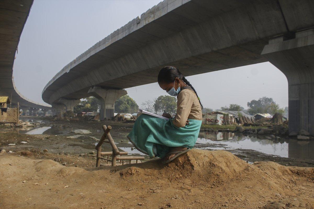 Hindistan'da 18 yaşındaki gönüllü öğretmen eğitim veriyor