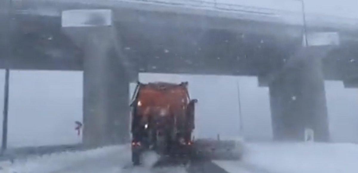 Karayolları ekiplerinin karla mücadelede yoğun çalışmaları