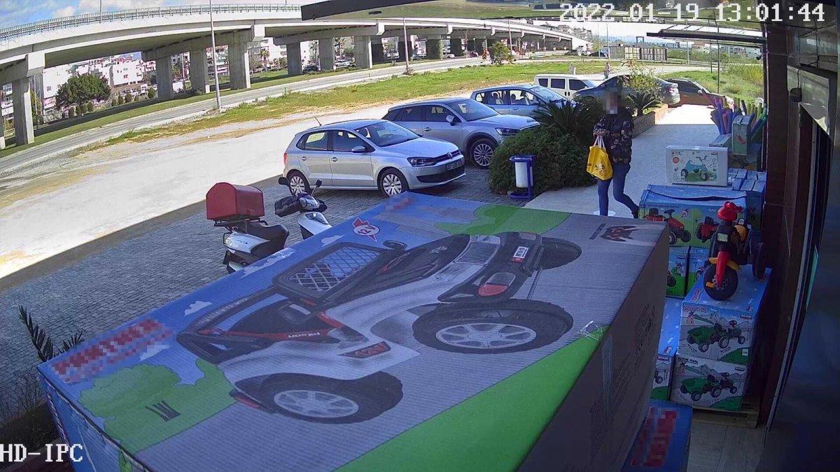 Antalya'da mağazadan çaldığı ürünleri iade edip parasını aldı