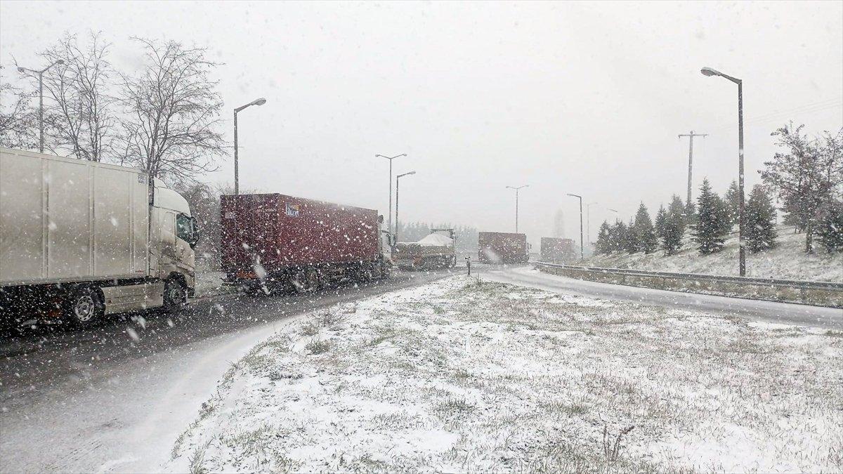 İstanbul'da kar yağışı, hayatı olumsuz etkiledi