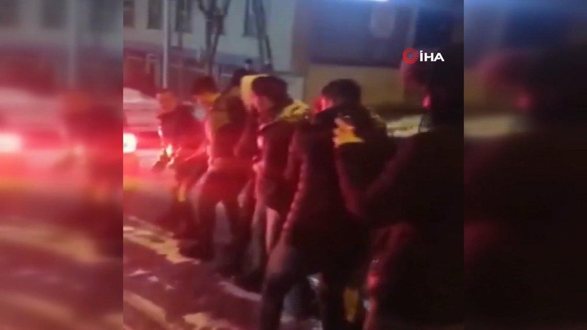 Bağcılar'da kayganlaşan yolda arabaya ip bağlayıp tutmaya çalıştılar