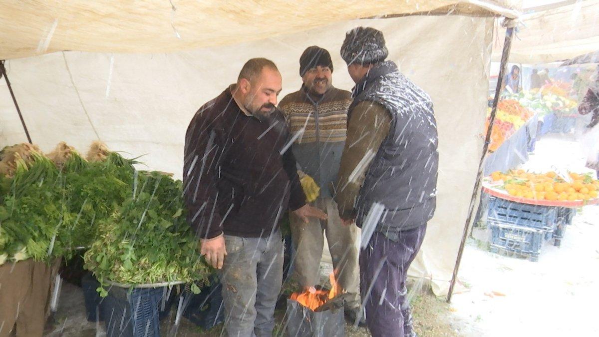 Elazığ'daki dondurucu soğukta pazar esnafının ekmek mücadelesi