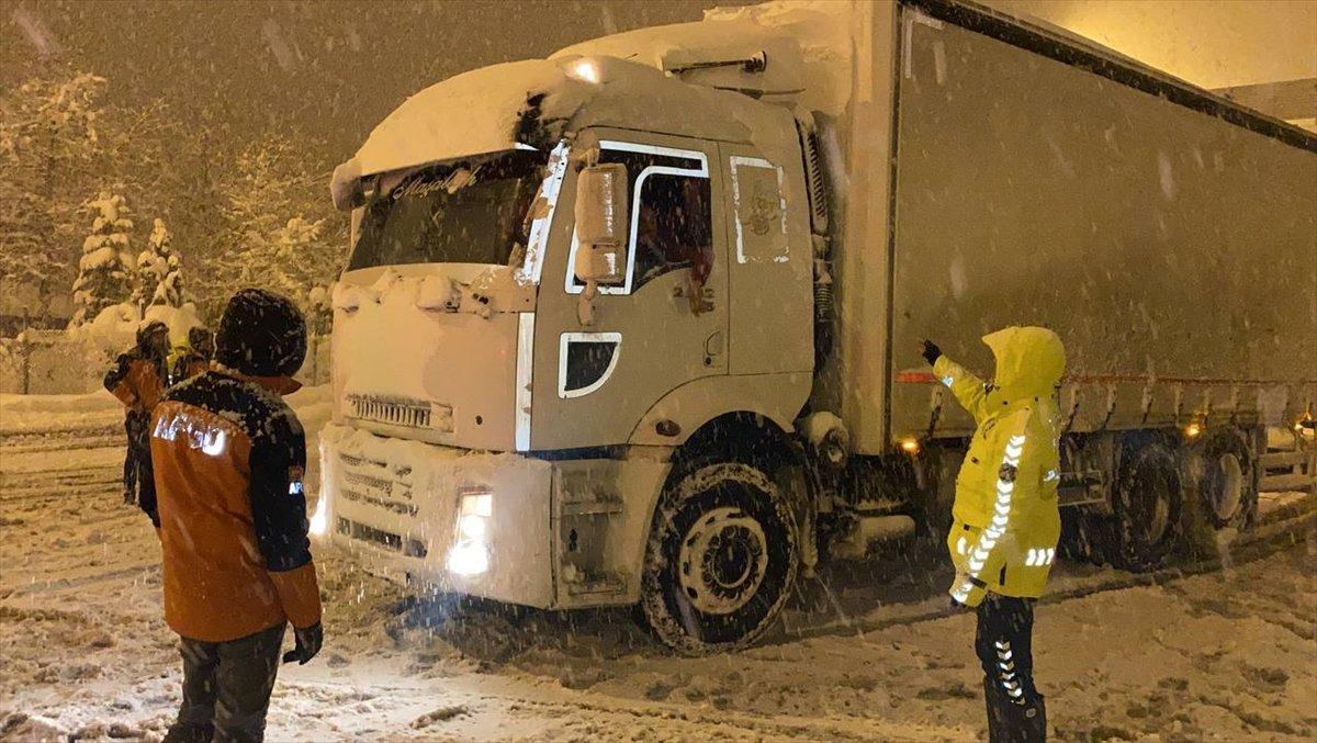 Bolu'daki araç kuyruğu Düzce'ye ulaştı
