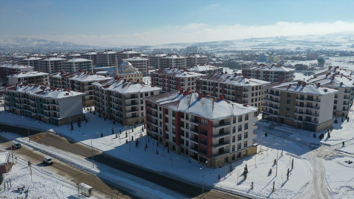 Elazığ ve Malatya'da depremzedeler yeni konutlarında yaşamını sürdürüyor