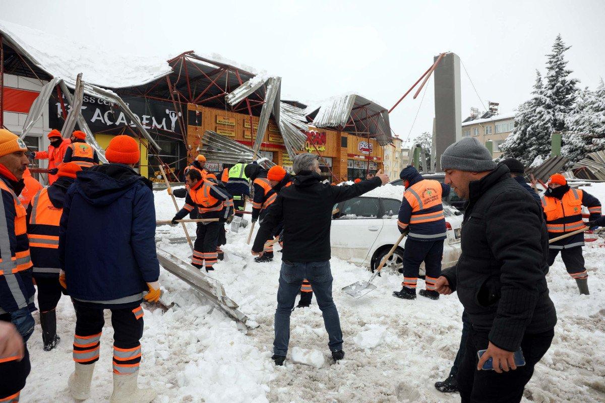 Gaziantep’te pazar yerinin çatısı araçların üzerine çöktü