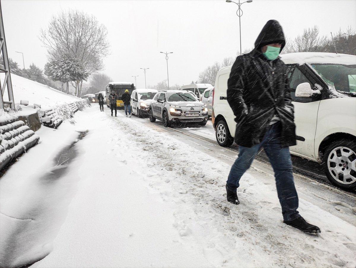 İstanbul'da kar yağışı, hayatı olumsuz etkiledi