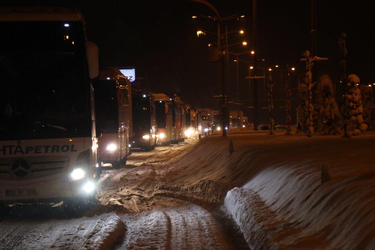 Bolu'daki araç kuyruğu Düzce'ye ulaştı