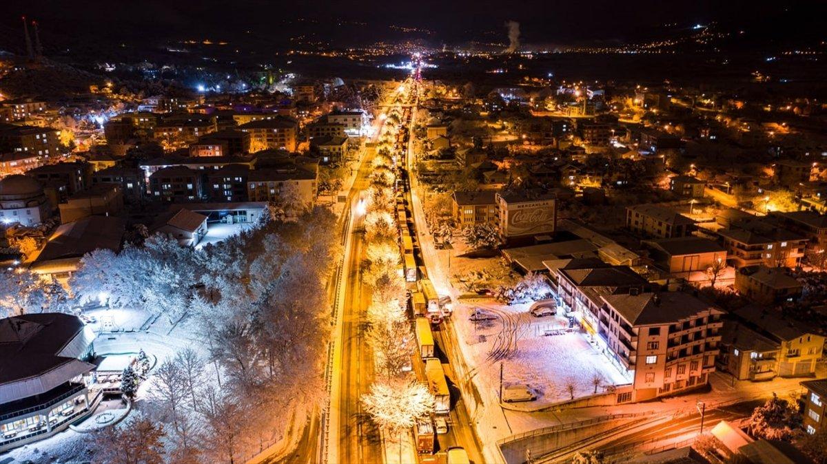 Bolu'daki araç kuyruğu Düzce'ye ulaştı
