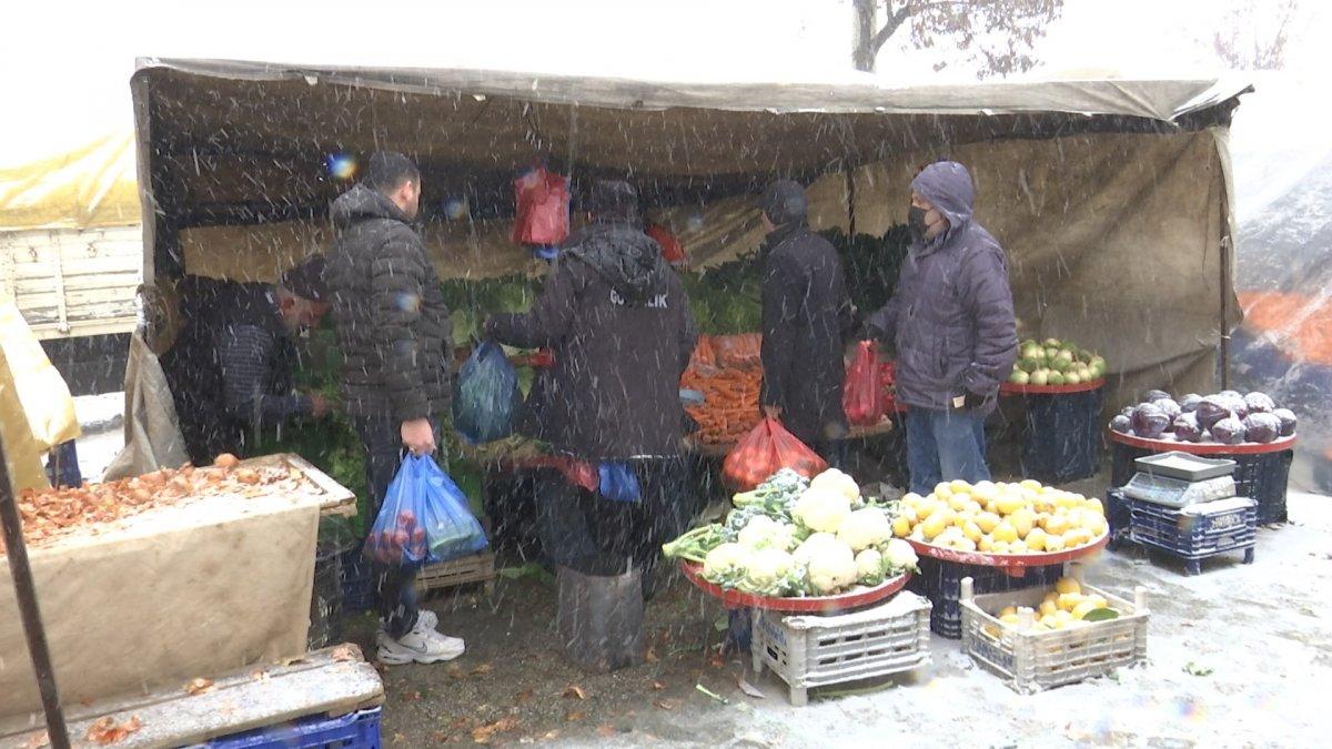 Elazığ'daki dondurucu soğukta pazar esnafının ekmek mücadelesi