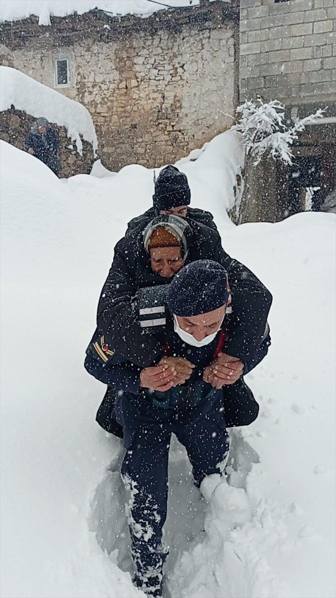 Kahramanmaraş'ta yaşlı çiftin yardımına askerler yetişti