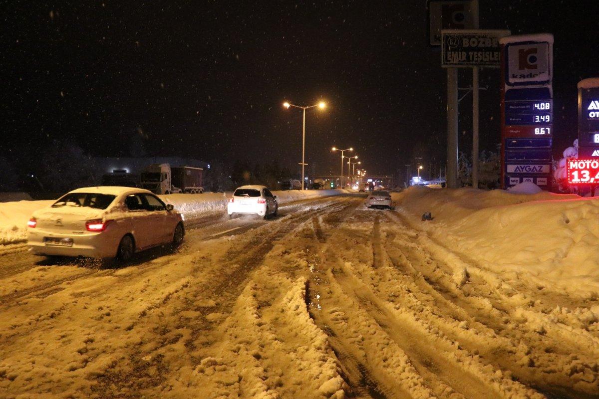 Bolu'daki araç kuyruğu Düzce'ye ulaştı