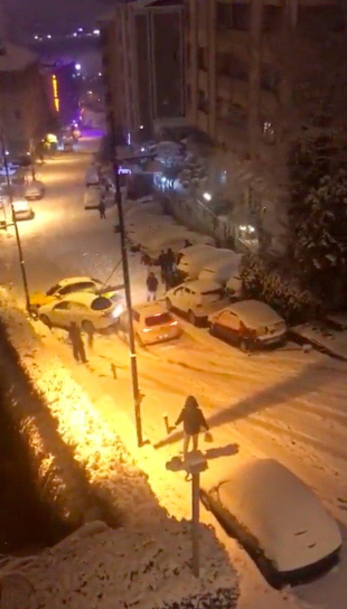 İstanbul'da kar nedeniyle araçlar kontrolden çıktı