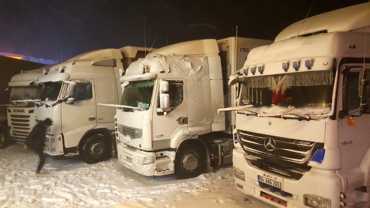 Erzincan'da, soğuk havada tır sürücüleri halay çekerek ısınmaya çalıştı