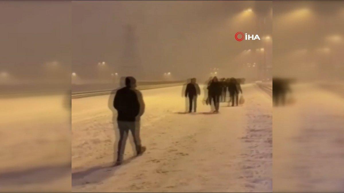 Arnavutköy'de yolda kalan vatandaşları çekici taşıdı