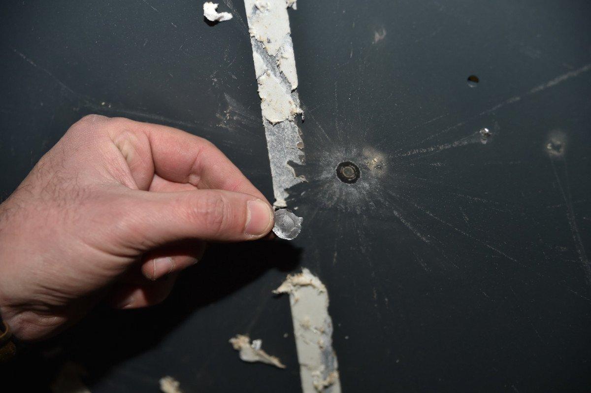 Bursa’da kurşungeçirmez masayı kendi üzerinde test etti