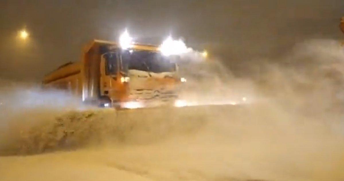 Karayolları ekiplerinin karla mücadelede yoğun çalışmaları