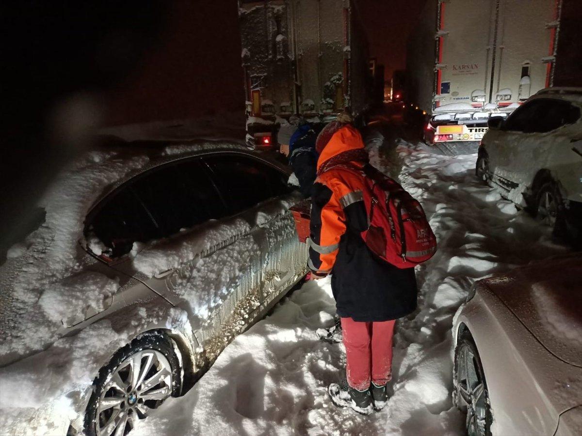 Karda yollarda mahsur kalan vatandaşlar yurtlarda misafir edildi
