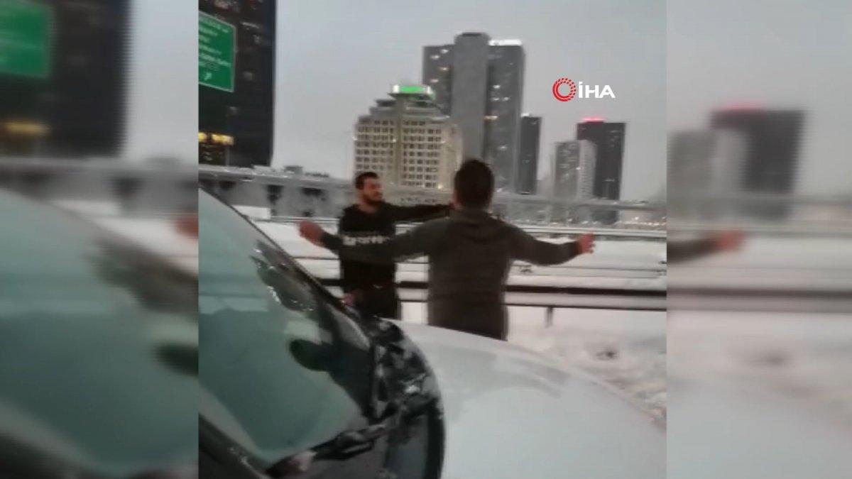 İstanbul'da trafikte kalan sürücüler müzik açıp oynadı