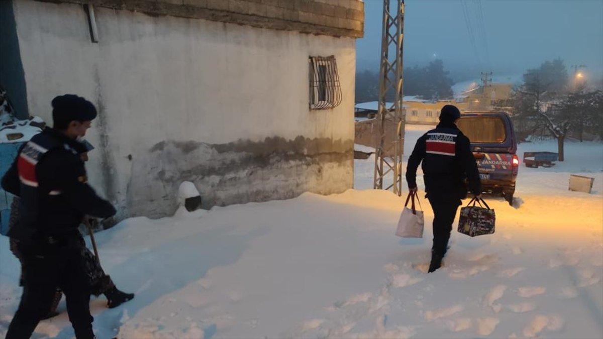 Gaziantep'te oğlunu göremeyen teyzenin yardımına jandarma yetişti