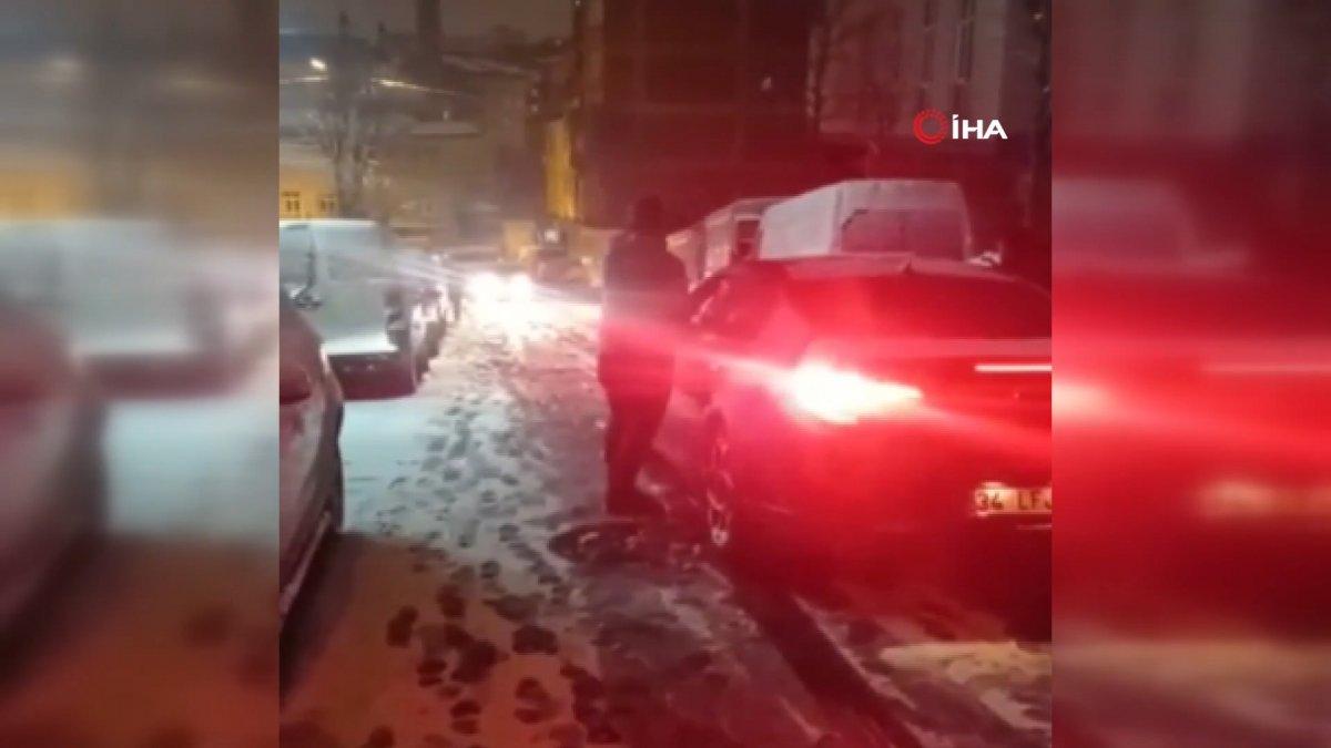 Bağcılar'da kayganlaşan yolda arabaya ip bağlayıp tutmaya çalıştılar