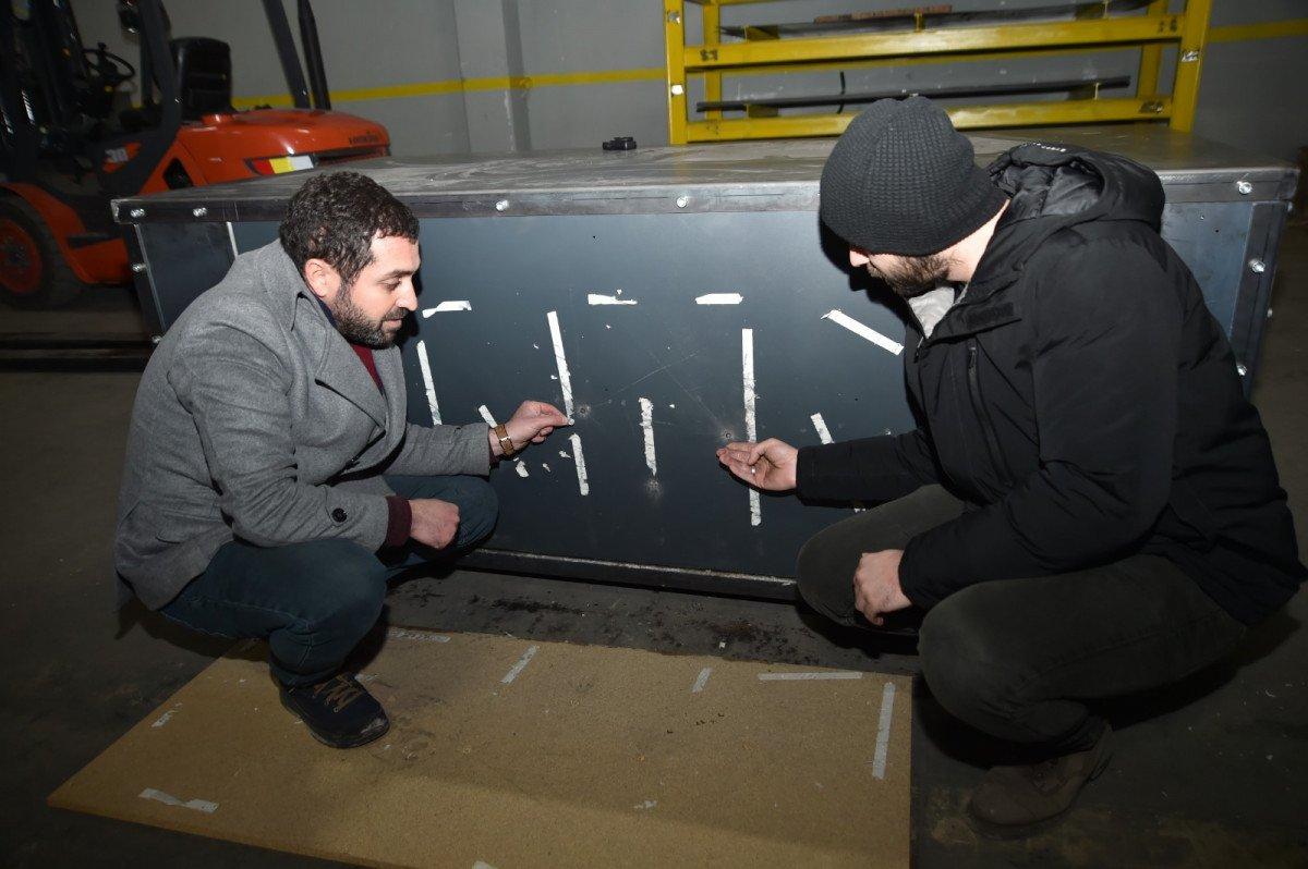 Bursa’da kurşungeçirmez masayı kendi üzerinde test etti