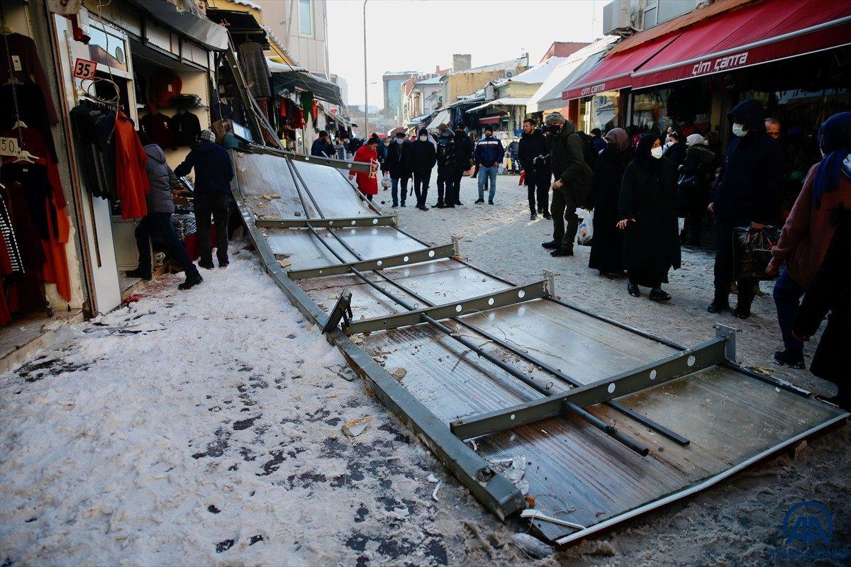 Eskişehir'de yoldan geçen kadın, çöken sundurmanın altında kaldı