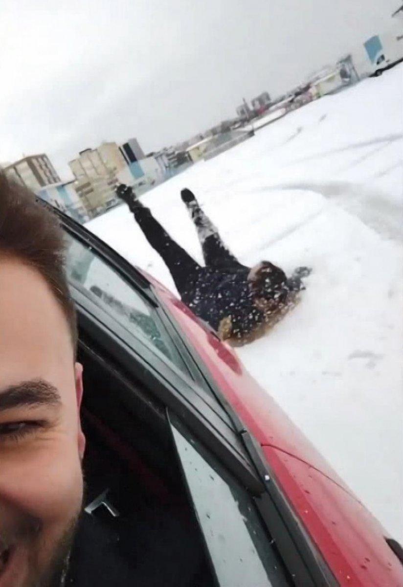 Başakşehir'de, buzlu yollarda vatandaşlar araçların üzerine çıktı