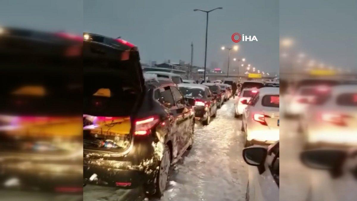 İstanbul'da trafikte kalan sürücüler müzik açıp oynadı