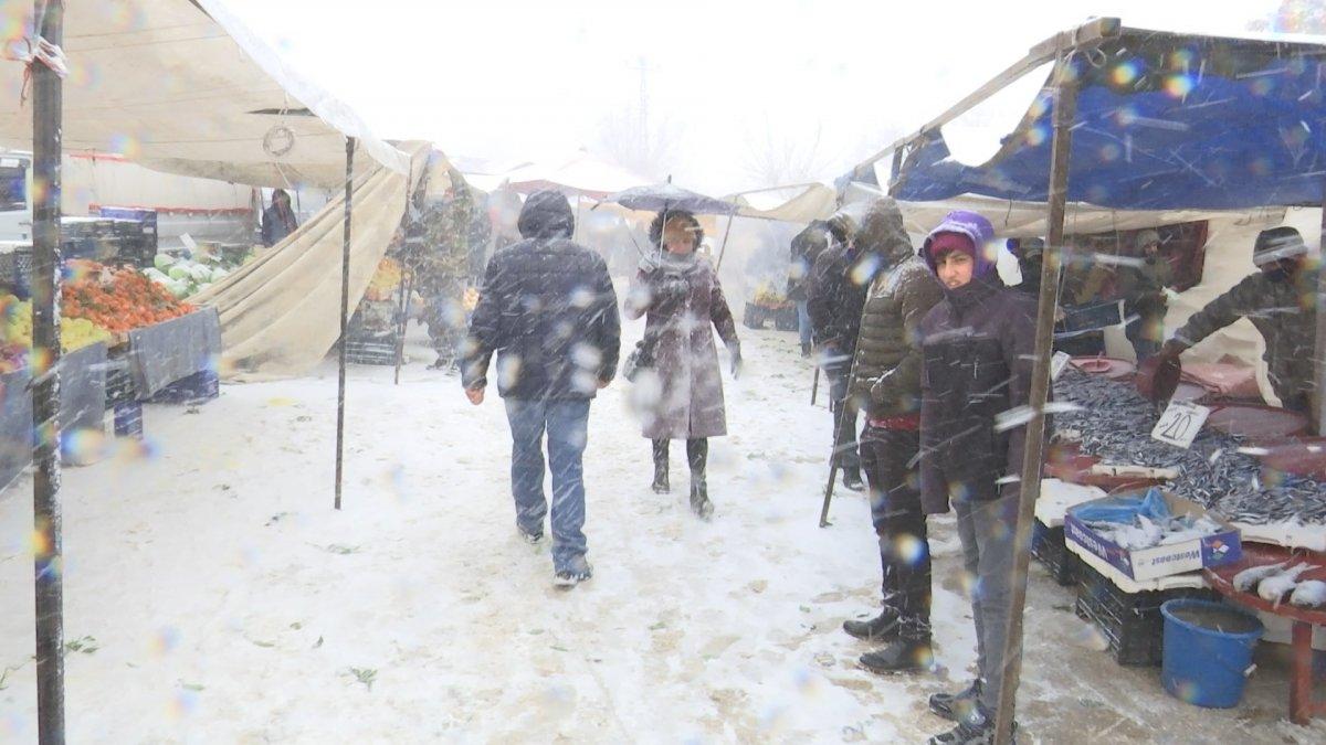 Elazığ'daki dondurucu soğukta pazar esnafının ekmek mücadelesi