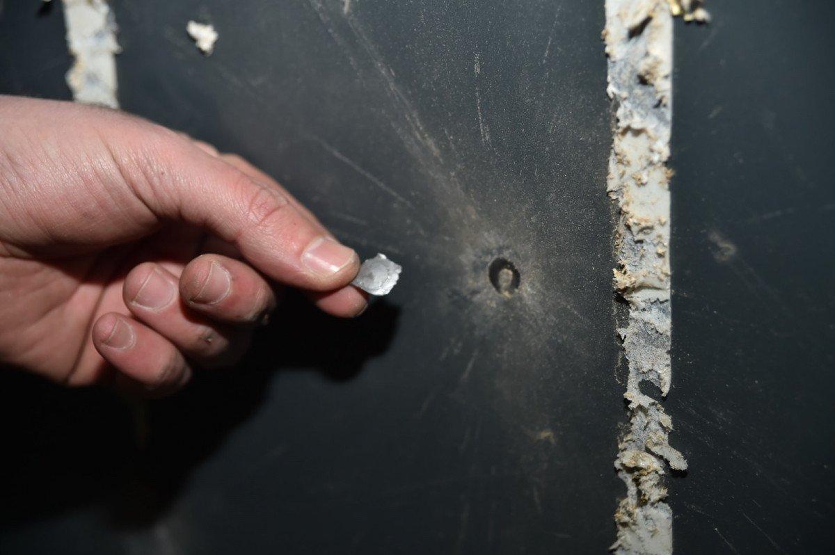 Bursa’da kurşungeçirmez masayı kendi üzerinde test etti