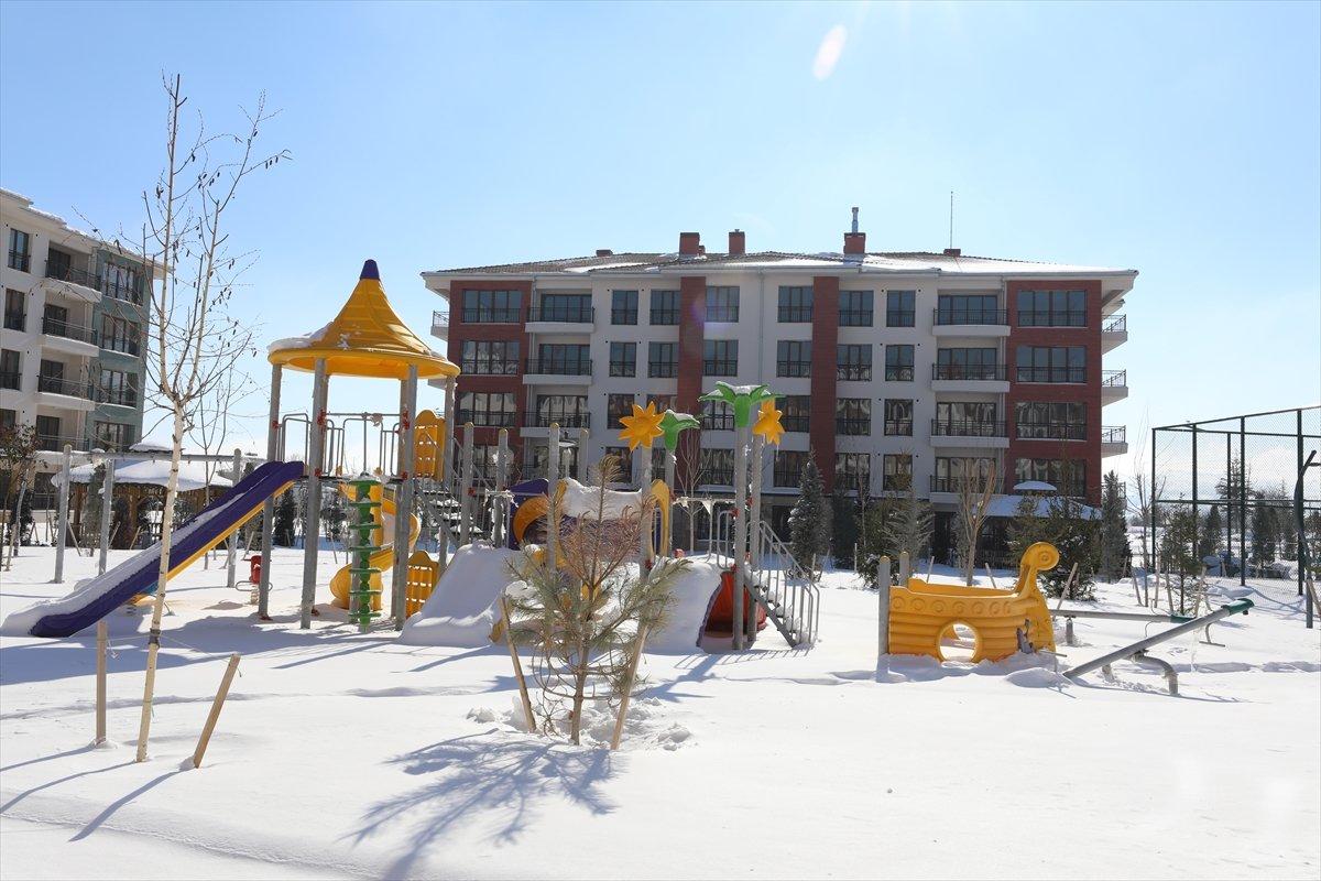 Elazığ ve Malatya'da depremzedeler yeni konutlarında yaşamını sürdürüyor