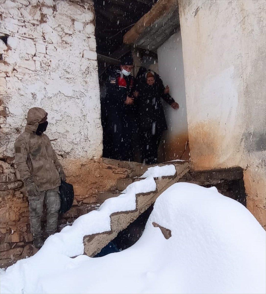 Kahramanmaraş'ta yaşlı çiftin yardımına askerler yetişti
