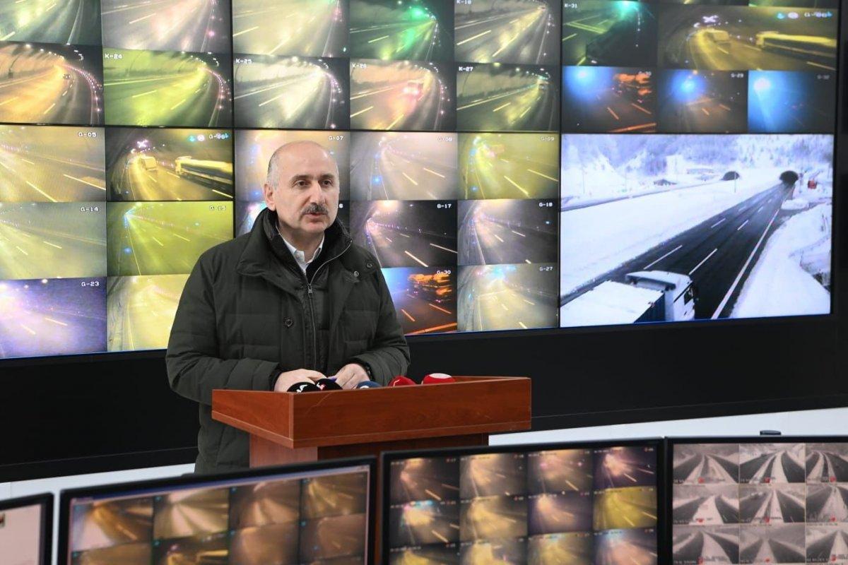 Karayolları ekiplerinin karla mücadelede yoğun çalışmaları